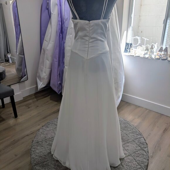 Basque Waist Wedding Dress Size 6 - Picture 2 of 5